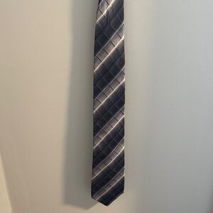 Elegant Gray Plaid Men's Tie